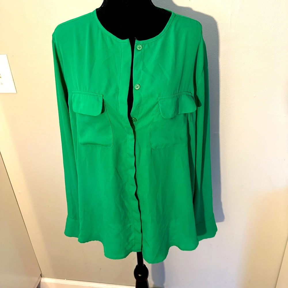 WHO WHAT WEAR. Kelly green button up top.